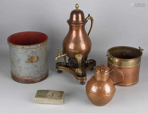 Five times antique copper work. Consisting of: Two grain sizes, tap jug, tobacco box, and one jug (