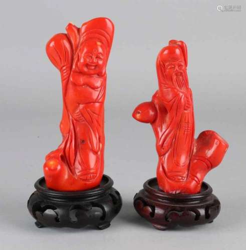 Two old Chinese red coral figures on wood-stuck pedestals. Size: 14 - 15 cm. In good condition. Zwei
