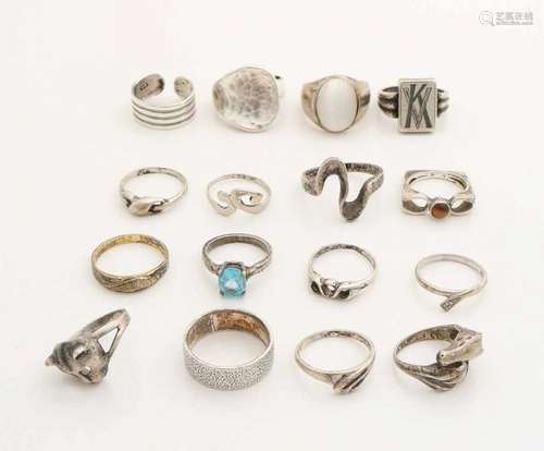 Big lot with 15 silver rings, various contents, Oa with onyx, blue stone and hammer blow. Total ca