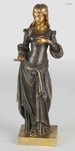 19th Century bronze figure. Lady with something in her hand. Two-color patinated. Size: 20.5 cm.In