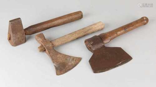 Three antique axes. 19th century. Size: 27 - 31 cm. In good condition. Drei antike Achsen. 19.