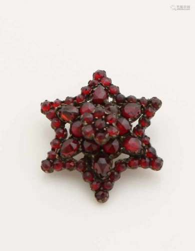Garnet brooch, star shape, made of yellow metal. 26x26mm. about 4.2 grams. In good condition