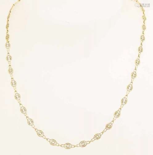Fine gold necklace, 750/000, made from round links with filigree processing. Equipped with spring