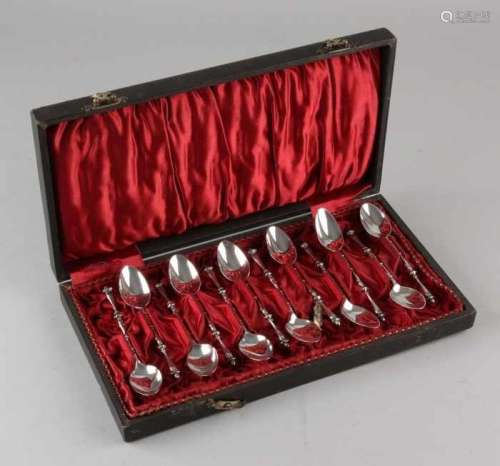 Cassette with 12 silver spoons, 835/000, equipped with a pointed box with a rounded handle crowned
