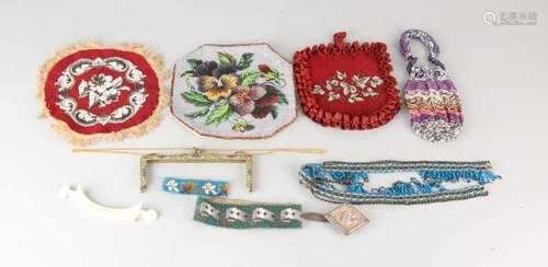 Lot miscellaneous with braces and various beads bags and a skirt clip. Viel Verschiedenes mit