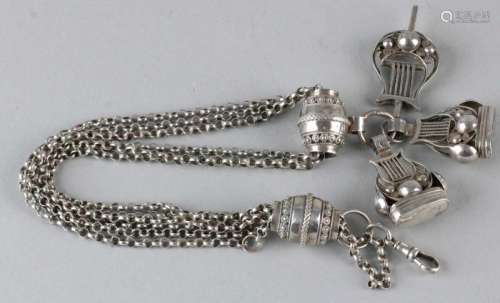 Silver necklace with barrels, 833/000, with 3 signets. MT .: NvdPauw, Schoonhoven 1895. 45 cm. about