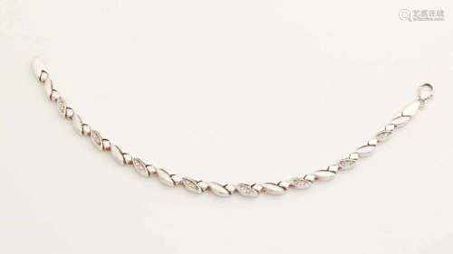 Silver bracelet, 925/000, with zirconia's. Bracelet with links in the shape of leaves with a matt