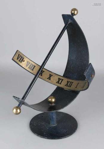 Old iron with brass sundial. 20th century. Size: 38 x 31 x 32 cm. In good condition. Altes Eisen mit