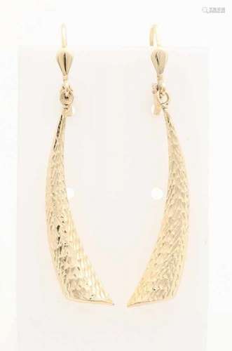 Yellow gold earrings, 585/000. Brisures with cone-shaped curved pendants adorned with a cutwork.