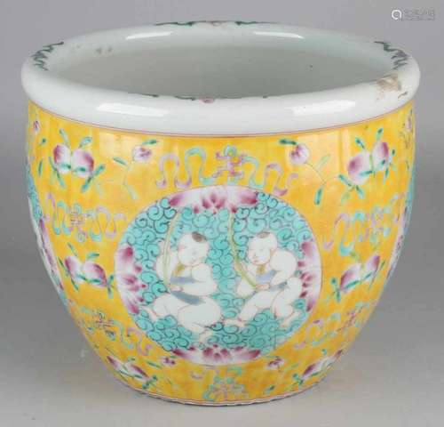 Old Chinese porcelain Family Rose flowerpot with soil mark. Six characters of the soil mark.