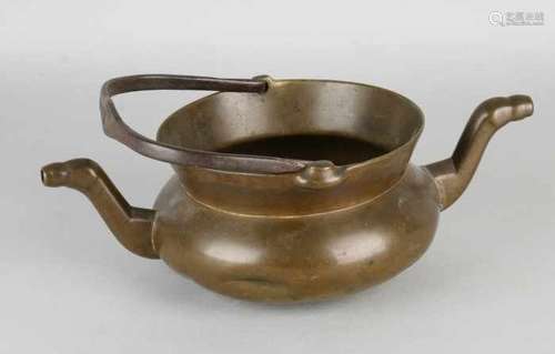 18th century bronze lavabo with two spouts and handle. Size: 10 x 32 x 18 cm ø. In good condition.