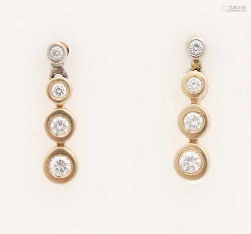 Yellow gold earrings, 585/000, with stones. Ear studs with a pendant with 3 chatons extending in