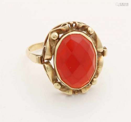 Yellow gold ring, 585/000, with carnelian. Ring with oval cupboard with a wavy edge decorated with
