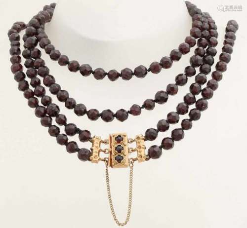 Long necklace of garnets with a yellow gold lock, 585/000. Double row necklace of facetted shells, ø