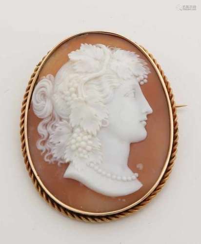 Large yellow gold brooch, 585/000, engraved with a beautiful carved shell caramel 9: Cut by
