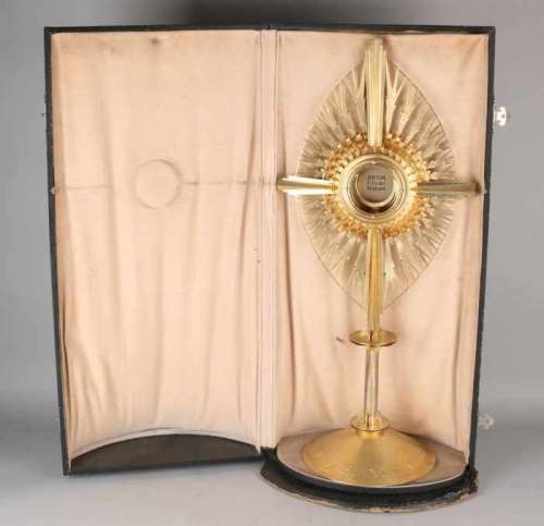 Beautiful silver plated monstrance, 833/000, made by Brom Utrecht. Marquis style with sawn curls and