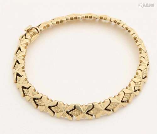 Yellow gold pin bracelet, 585/000, with machined links, with lock and security. Width 8 mm. length