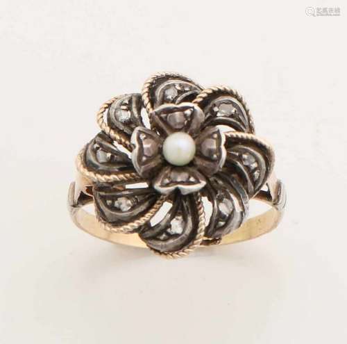 Yellow gold ring, 585/000, with gold with silver rosette set with pearl and diamonds with an old
