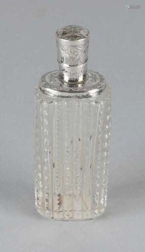 Cut crystal cap bottle with vertical ribs. Equipped with a silver 835/000 frame + cap. With