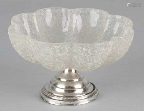 Ice glass coupe with scalloped edge, placed on a silver 835/000 round base. Size: ø 11 x 6 cm.