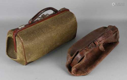 Two times old pre-war doctor's bags. Size: 38 - 39 cm. In reasonable / good condition. Zwei mal alte