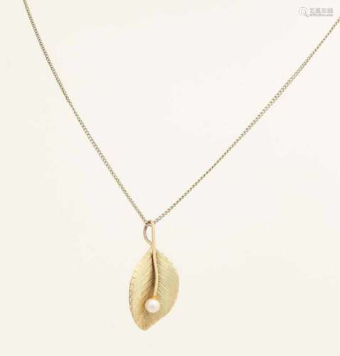 Necklace with pendant, 333/000, with a pearl. Fine gourmet colourier with a pendant in the shape