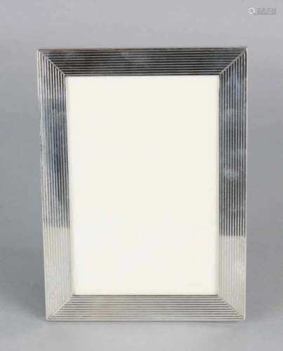Silver photo frame, 925/000, with wide frame with ribbing, 18 mm. marked Quinn, Size 13x18cm. In