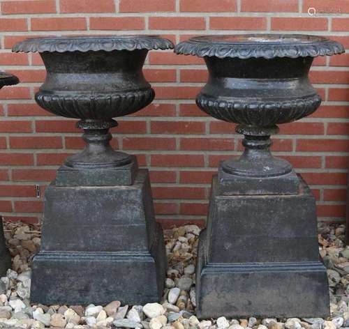 Two large cast-iron garden vases. 20th century. Size: 80 x 50 cm ø. In good condition. Zwei große