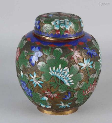 Antique Japanese cloisonne ginger jar with floral decors. Circa 1900. Size: 18 x 14 cm ø. In good