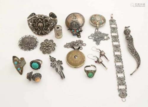 Lot with, among others, Oriental jewelry, with various pendants, brooches and ear studs. In silver