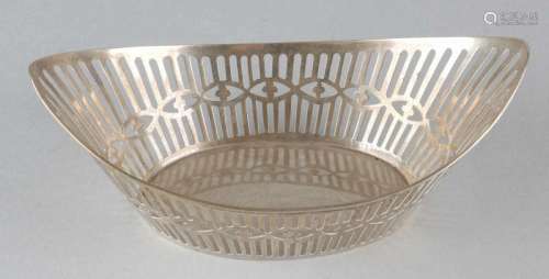 Silver bonbon basket, 833/000, barge-shaped with sawn pattern. 15x9x5.5cm. MT .: Royal Kempen,