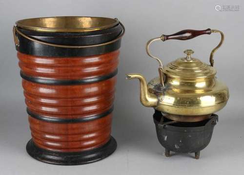 19th Century Dutch walnut Biedermeier tea stew with kettle. Size: 50 x 27 cm ø. In good condition.