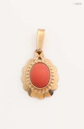 Yellow gold pendant, 585/000, with blood coral. Oval pendant with scalloped and pearl edge with an