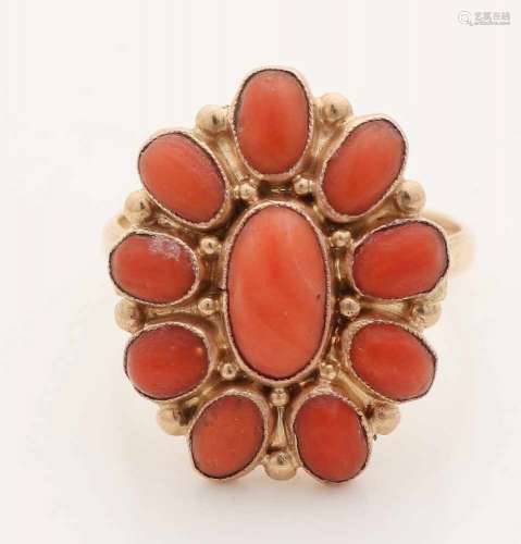 Yellow gold ring, 585/000, with blood corals. Ring with large oval rosette set with 9 oval cabouchon