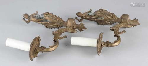 Two old brass wall lamps with putti. 20th century. Size: 22 x 19 x 7 cm. In good condition. Zwei