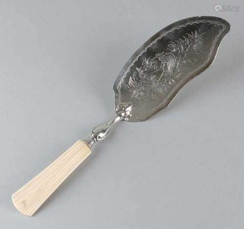 Silver fish scoop, 800/000, with a scoop equipped with engraving with ivory handle. Length 30 cm.