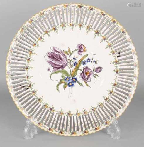 Openwork hand-painted ceramic bowl with floral decors. 20th century. Size: 31.5 cm ø. In good
