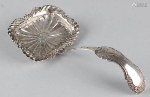 Silver scatter spoon, 833/000, with a rectangular, shallow tray with floral motif.  Equipped with