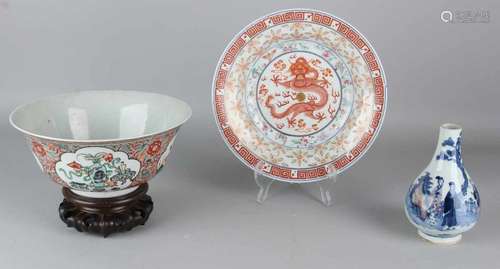 Three times Chinese porcelain. Consisting of: Large Chinese porcelain Family Rose bowl, finely