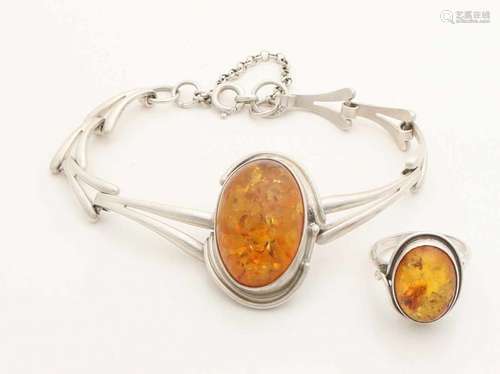 Silver ring and bracelet with amber, 925/000, ring and bracelet with an oval cabouchon cut amber,