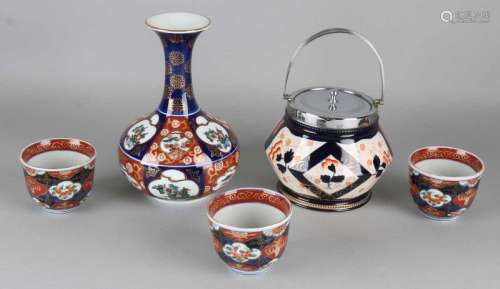Five times old / antique porcelain / ceramics with Imari decors. Circa 1900 - 1980. Consisting of: