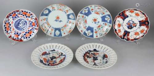 Six 19th century Japanese Imari porcelain plates. Divers. Floral / gold decor. One plate of hair