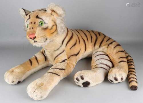 Big old German Steiff tiger, with Knopf im Ohr. Circa 1930 - 1950. Glass eyes, stitched nose.