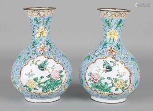 Two antique Japanese enamelled vases with floral decors. First half of 20th century. Size: 16 x 10