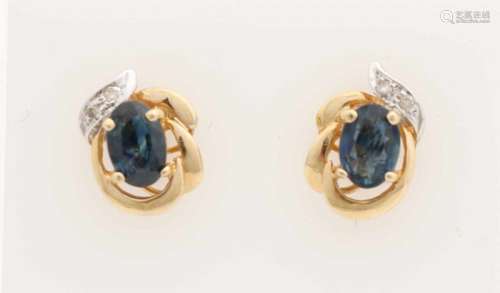 Yellow gold earrings, 585/000, with sapphire and diamonds. Flower shaped ear studs with an oval