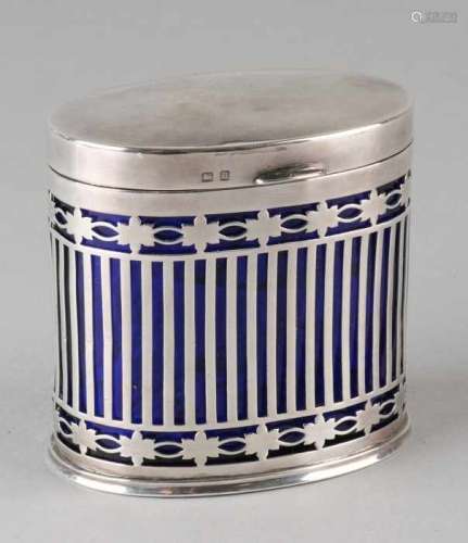 Oval silver lid box, 925/000, with blue glass. Box with sawn bar and flower pattern. With smooth
