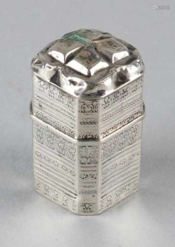 Silver lodderein box, 833/000, square model with band work with different patterns. MT .: Reitsma,