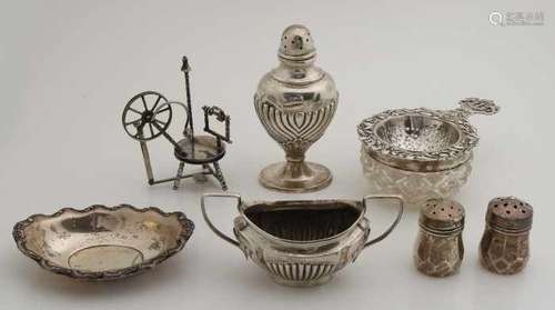 Lot silver consisting of a plate with a processed edge with C-volutes, 8x6cm, a small pepper and