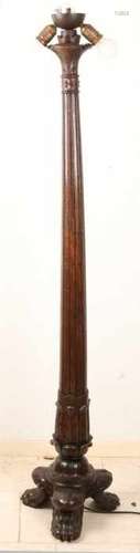 Antique oak-wooded floor lamp with claw feet. Circa 1920. Size: 156 cm. In good condition. Antike