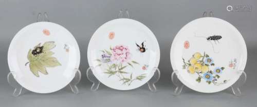 Three old Chinese porcelain plates. Floral + insects. Various marks. Size: ø 16.3 cm. In good